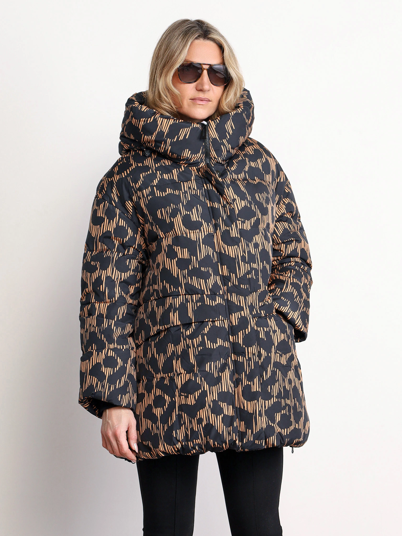 Пуховик с абстрактным принтом коричневого цвета с капюшоном